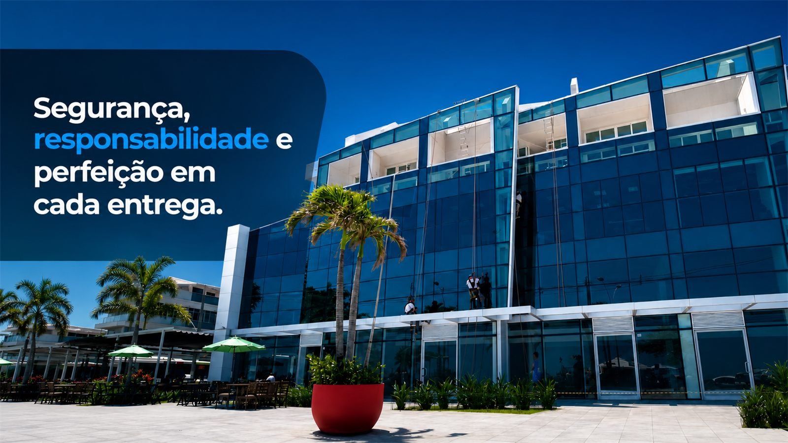 Fachada comercial de vidro com trabalho em altura — segurança, responsabilidade e perfeição em cada entrega