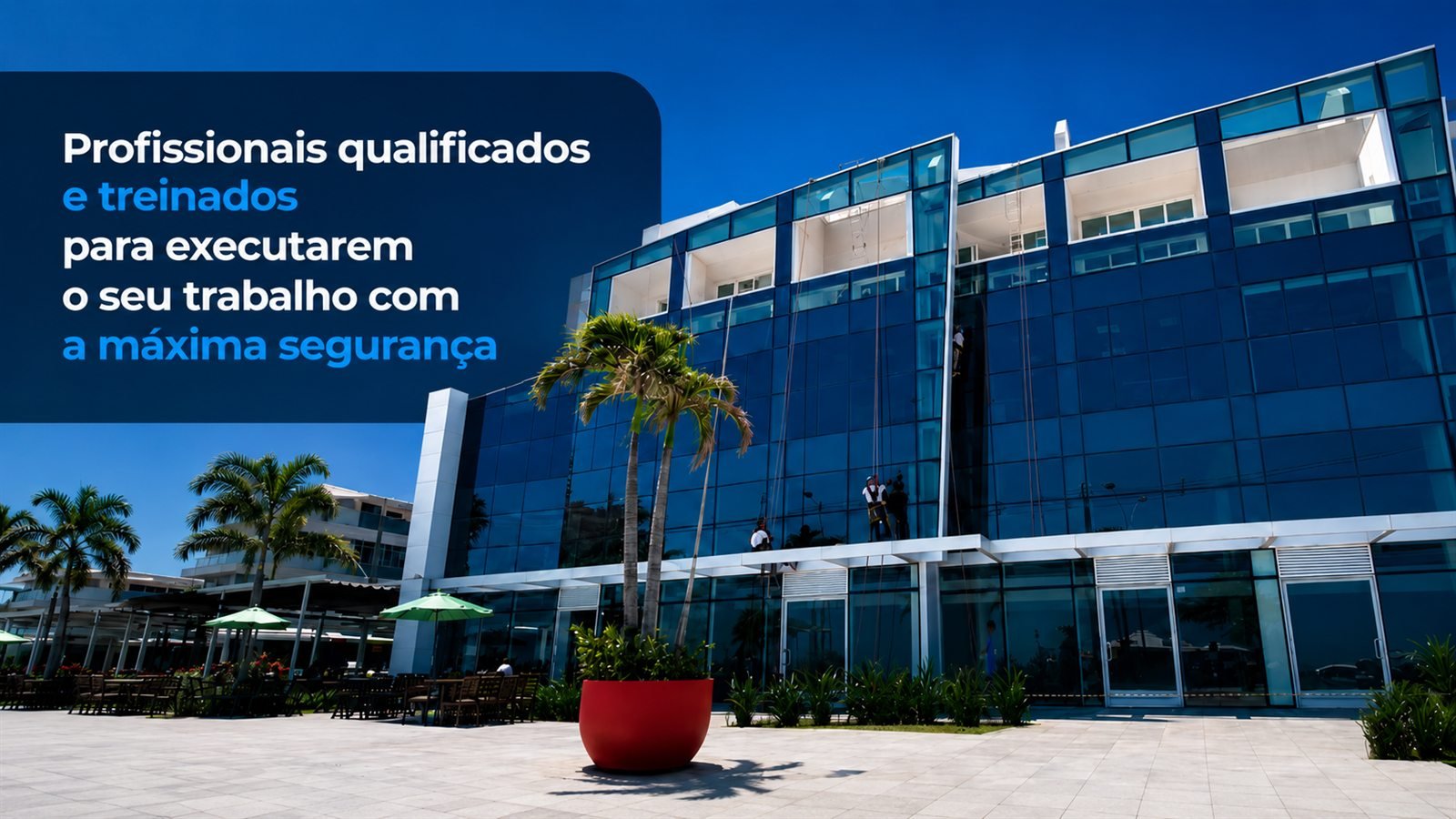 Profissionais qualificados e treinados para executar o trabalho com a máxima segurança — fachada de vidro com acesso por corda
