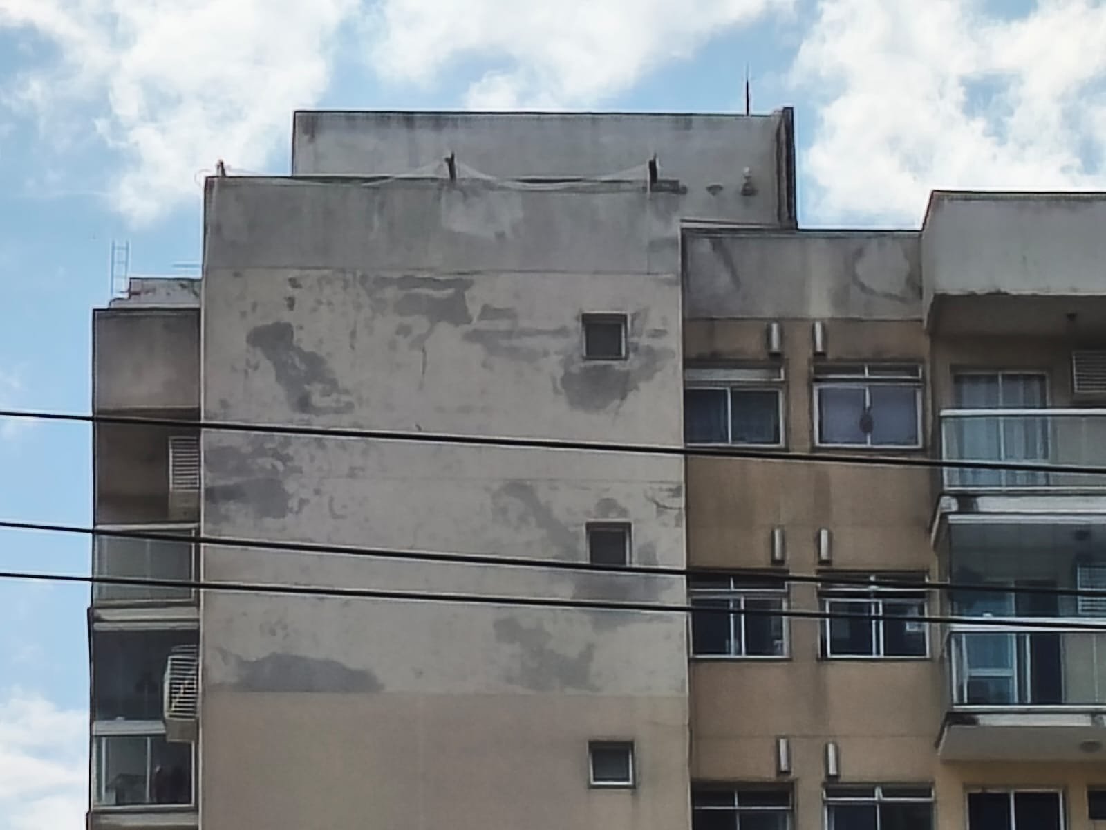Fachada do Condomínio Califórnia Park antes da reforma, com manchas e remendos