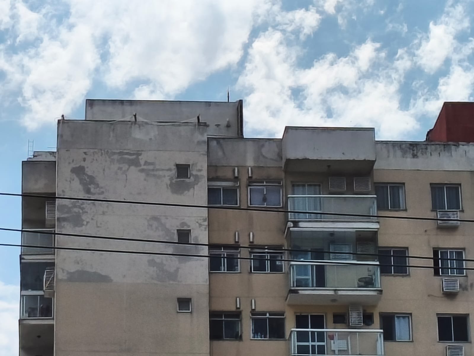 Revestimento desgastado na fachada antes da obra