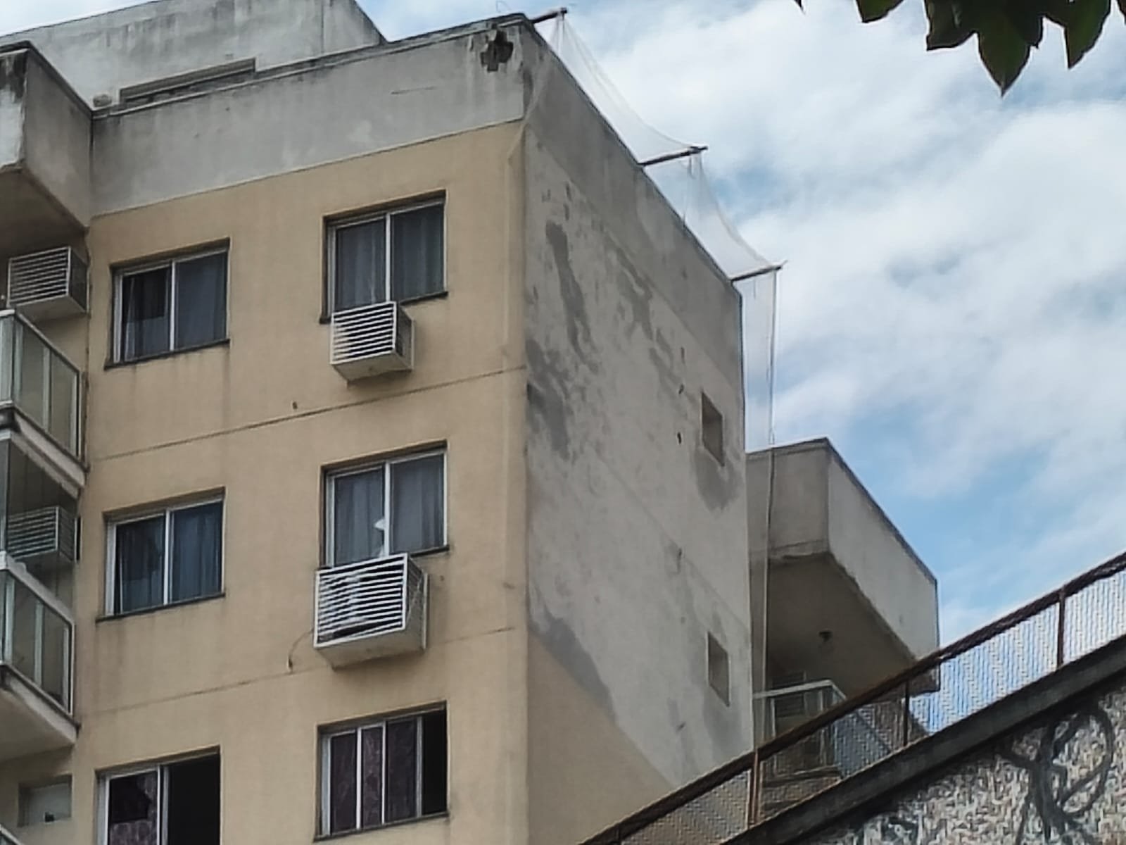 Pintura manchada na lateral do prédio antes da reforma