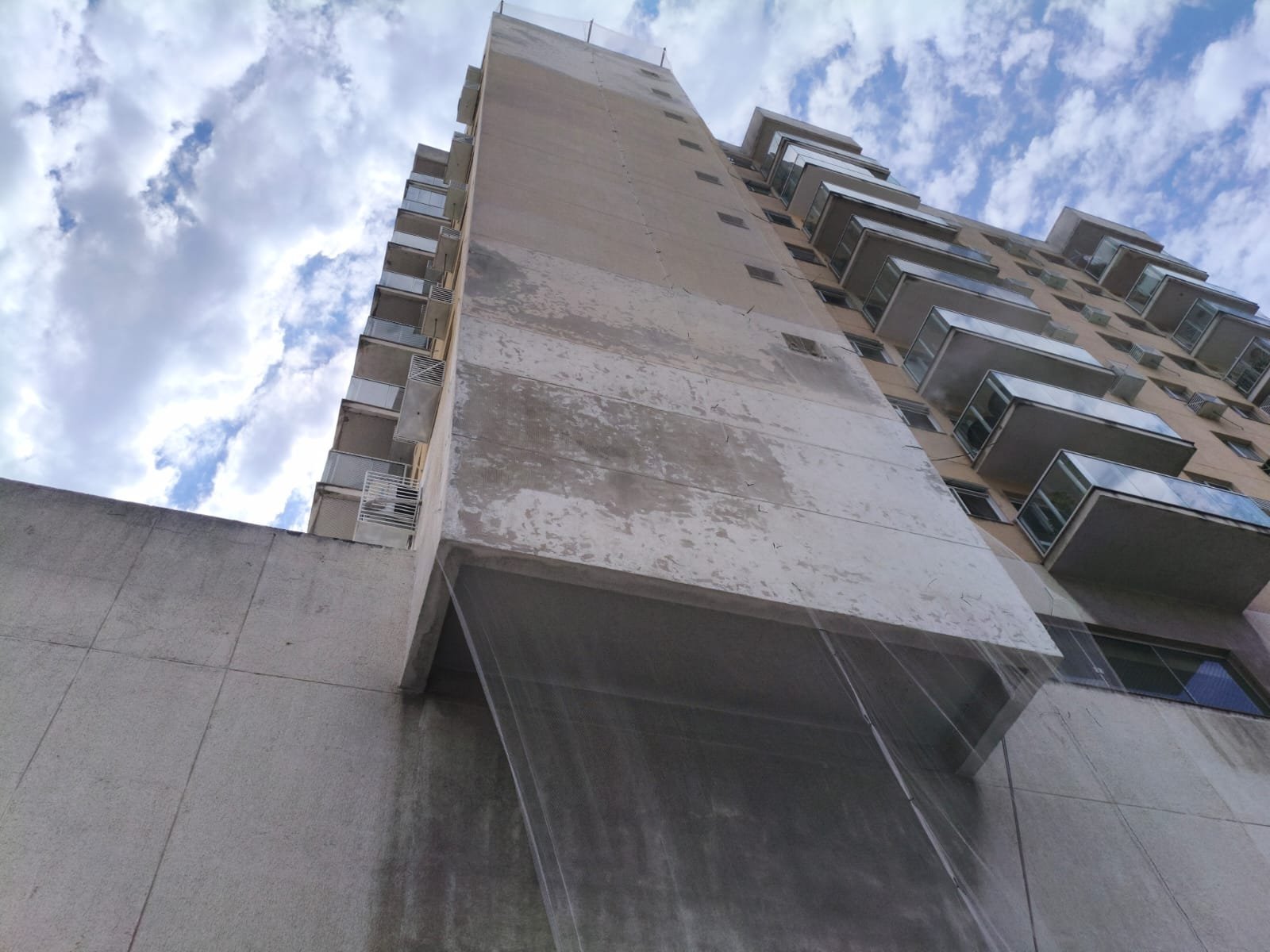 Empena do prédio com manchas de escorrimento antes da obra