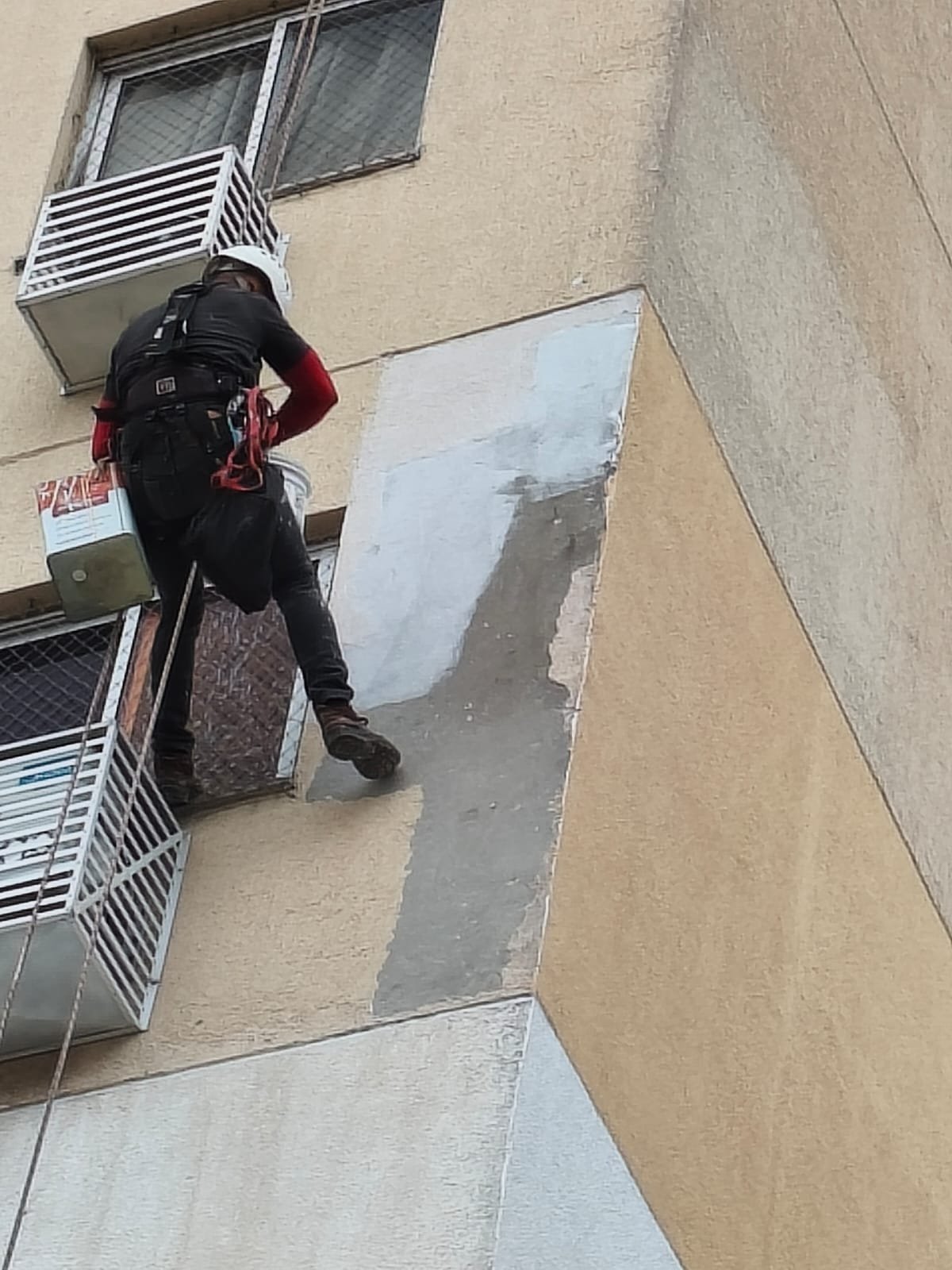 Reparo e pintura da fachada com acesso por corda