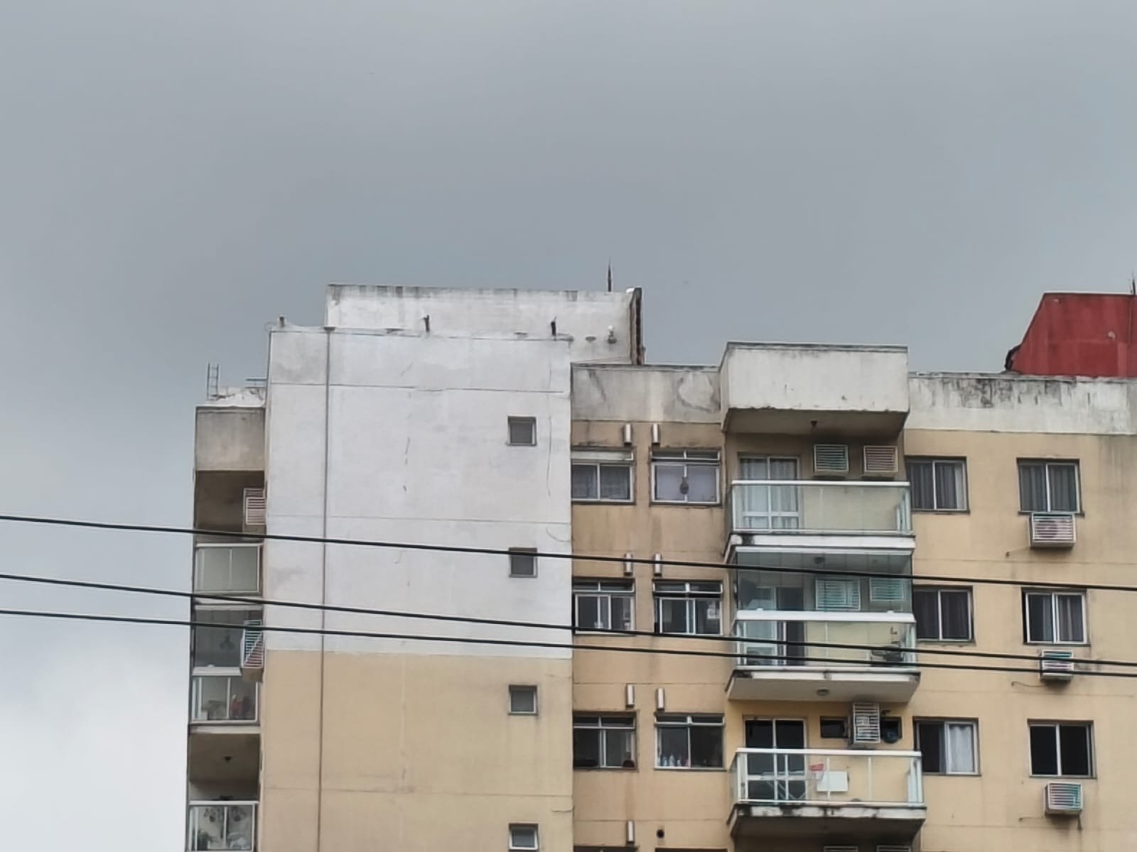 Parte superior da fachada já tratada e parte inferior ainda antiga