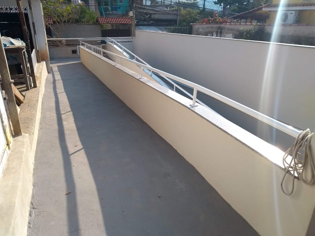 Rampa com corrimão instalado