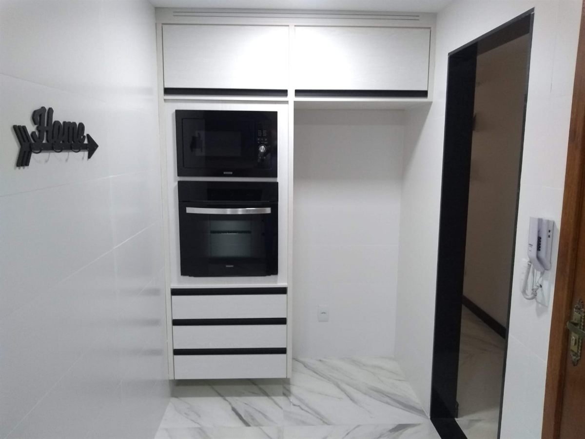 Cozinha planejada com forno embutido