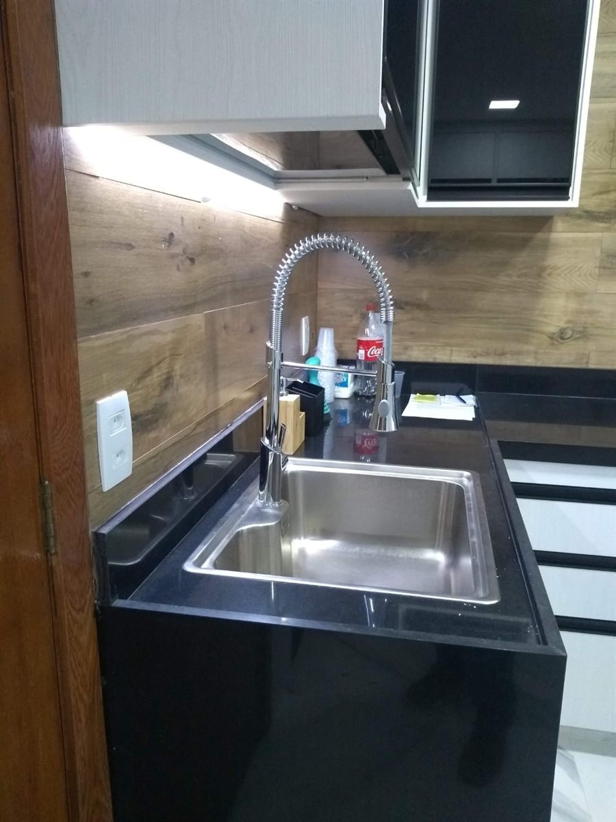 Detalhe da cozinha com cuba e bancada