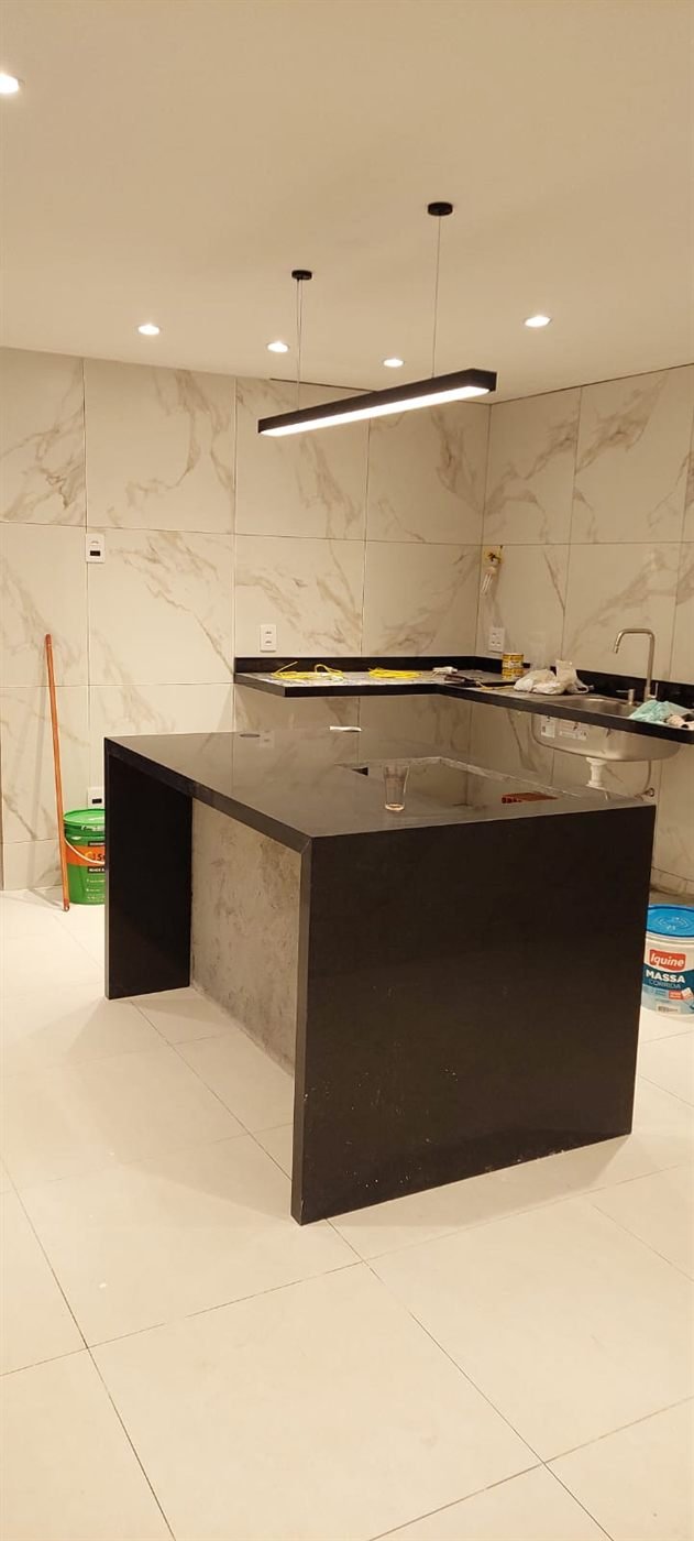 Cozinha com ilha instalada durante a obra