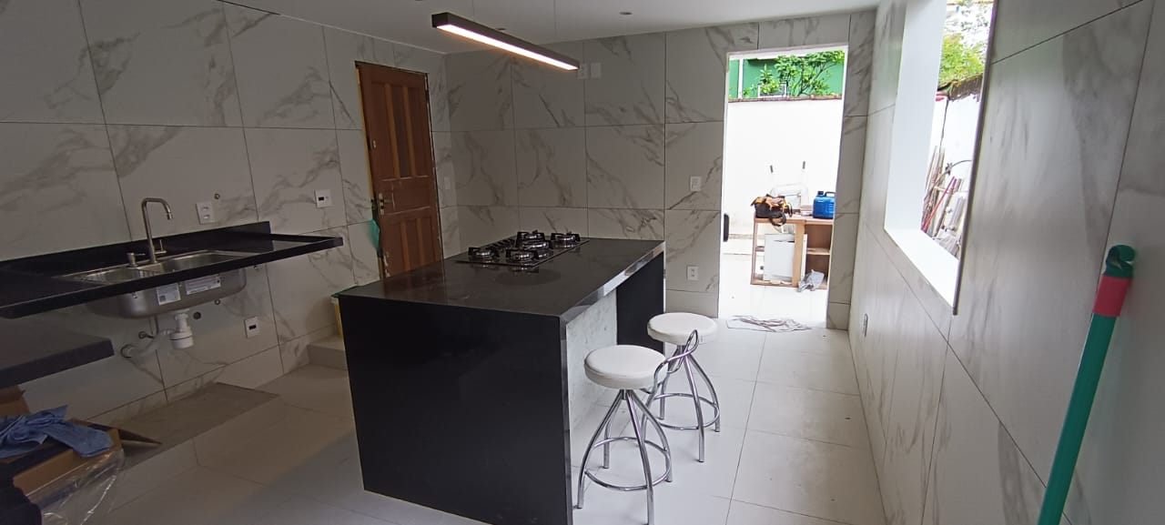 Cozinha com ilha e cooktop em fase final