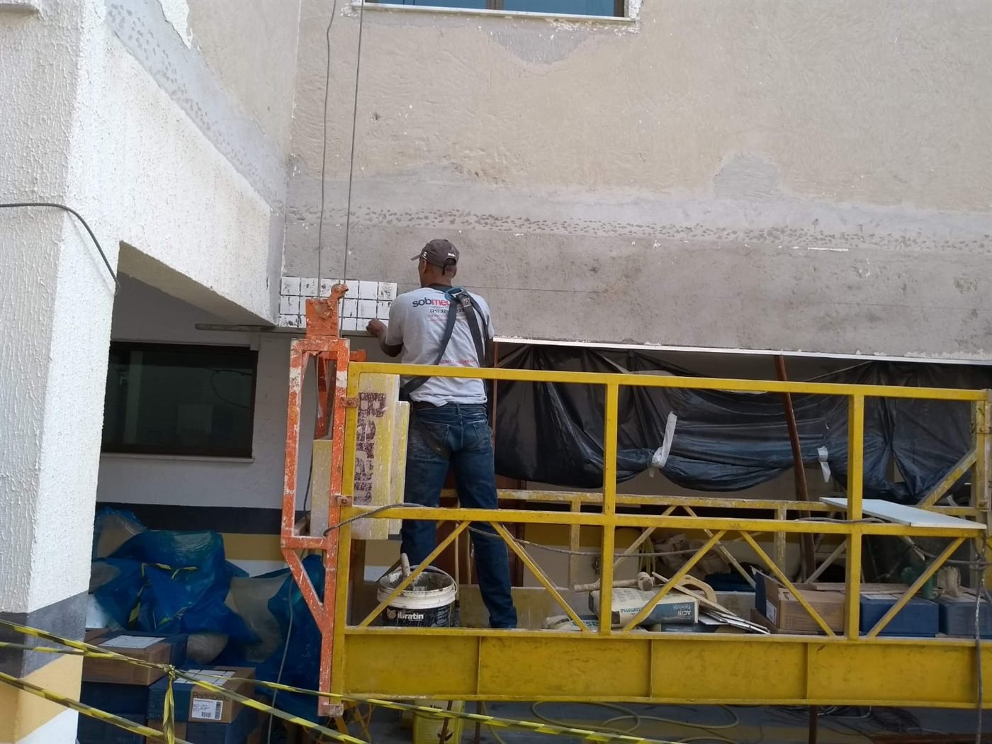 Manutenção de fachada em balancim