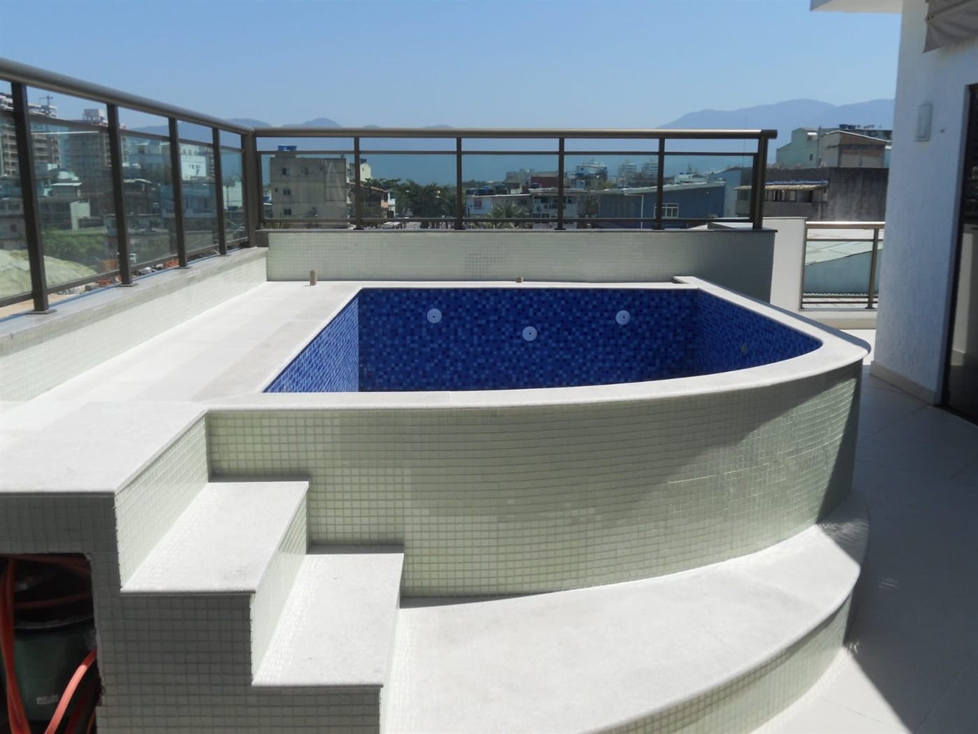 Piscina com prainha e escada