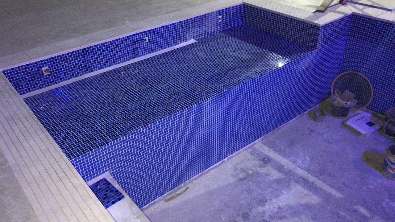 Piscina com iluminação interna