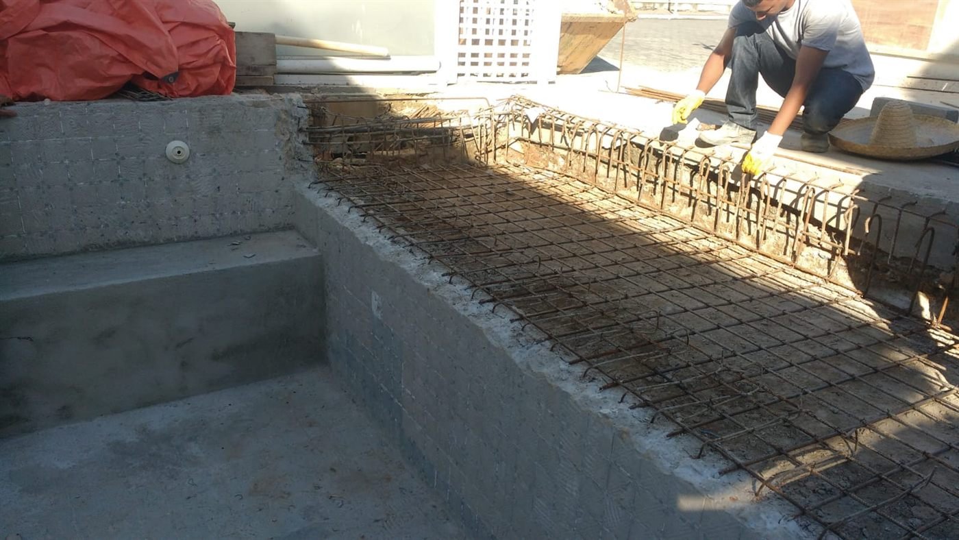 Estrutura de piscina em execução